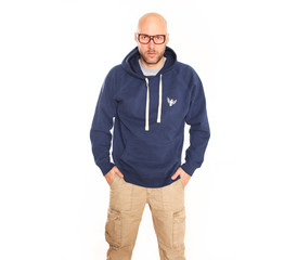 Mann mit dunkelblauem Hoodie