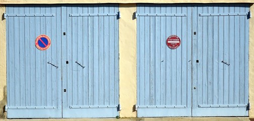 PORTE DE  GARAGE : NE PAS STATIONNER