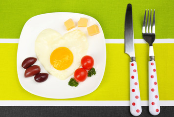 Scrambled eggs with bread on plate, on color napkin