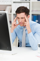 gestresster mitarbeiter am pc
