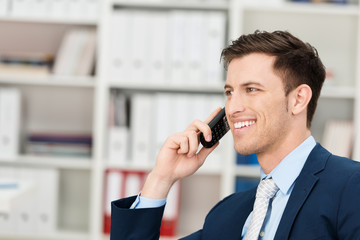 lächelnder geschäftsmann am telefon