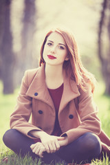 Obraz premium Redhead women in a park