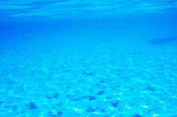 Fototapeta na wymiar Biały piasek na dole w czystej wodzie