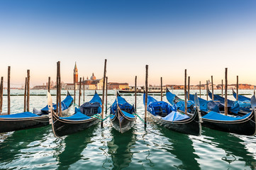 Alignement de Gondoles et San Giorgio Maggiore en arrière plan,  à Venise en Vénétie, Italie