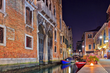 Plakat Night view of a Venice canal