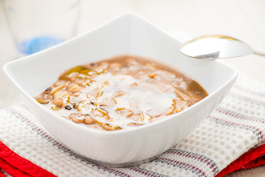 Pasta e fagioli servita in un piatto fondo bianco di ceramica