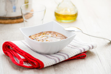 Pasta e fagioli servita in un piatto fondo bianco di ceramica