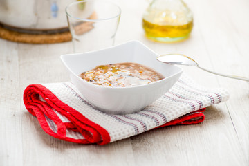 Pasta e fagioli servita in un piatto fondo bianco di ceramica