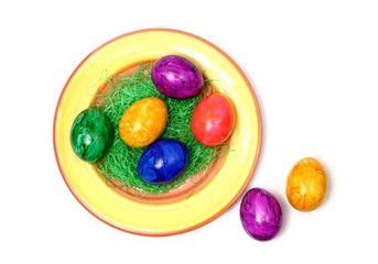 Osternestteller mit bunten Ostereiern