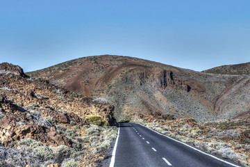 geteerte Straße auf der Kanaren Insel Teneriffa in der kargen Landschaft  der Chaldera des Vulkans Teide © were