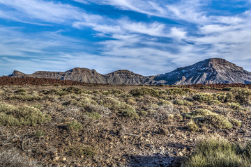 Landschaft  auf der Kanaren Insel Teneriffa in der kargen Landschaft  der Chaldera des Vulkans Teide mit dem Gipfel Pico del Teide im Hintergrund