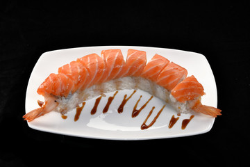 Sushi roll de salmón con aguacate,comida japonesa.