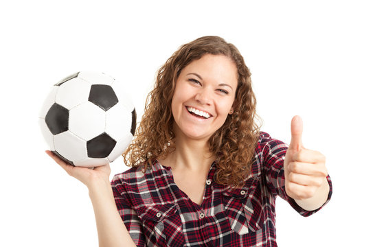 Weiblicher Fussballfan hält Daumen hoch