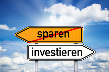 Fototapeta premium Wegweiser mit sparen und investieren