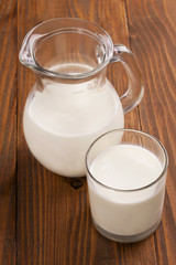 Obraz na płótnie Canvas Glass jug and glass with milk