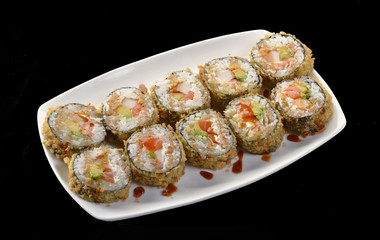 Sushi roll de salmón y atún,comida japonesa.