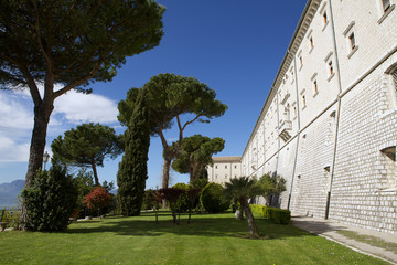 Fototapeta na wymiar Giardino esterno abbazia di Montecassino.