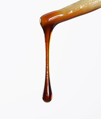 Gota de salsa en fondo blanco.