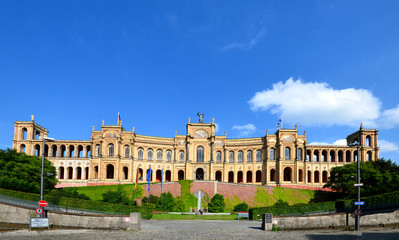Fototapeta na wymiar Maximilianeum Bayerischer Landtag Parlament München Bayern