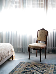Habitación clásica y silla estilo antiguo.