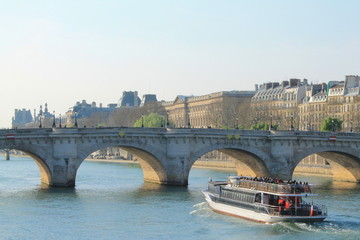 Fototapeta premium Promenade en bateau sur la seine