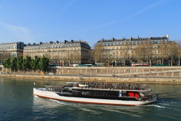 Fototapeta na wymiar Promenade en bateau sur la seine