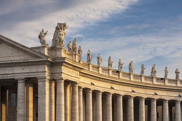Colonnato e statue in piazza San Pietro