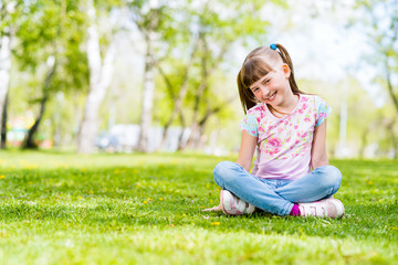 Fototapeta premium portrait of a smiling girl in a park
