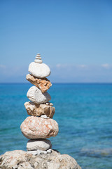 Fototapeta na wymiar Zen Steine am blauen Ozean als Hintergrund
