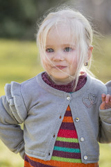 Portrait eines kleinen Mädchens mit hellblonden Haaren