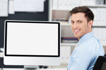 geschäftsmann am schreibtisch mit weißem monitor