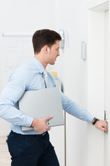 mitarbeiter mit ordner geht in ein büro