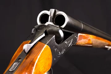 Photo sur Plexiglas Chasser Opened double-barrelled hunting gun