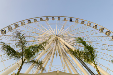 Obraz premium Beautiful large Ferris wheel. And the blue sky.