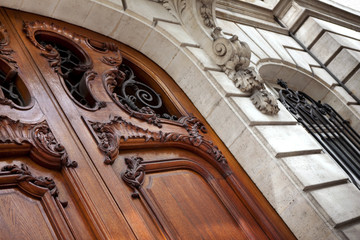 Porte sculptée sur la façade d'un hôtel particulier