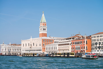 Fototapeta na wymiar Wenecja, Włochy - 23 marca 2014: widok na miasto z zabytków i łodzi