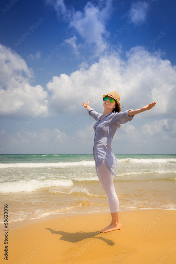 Poster Happy woman at the beach