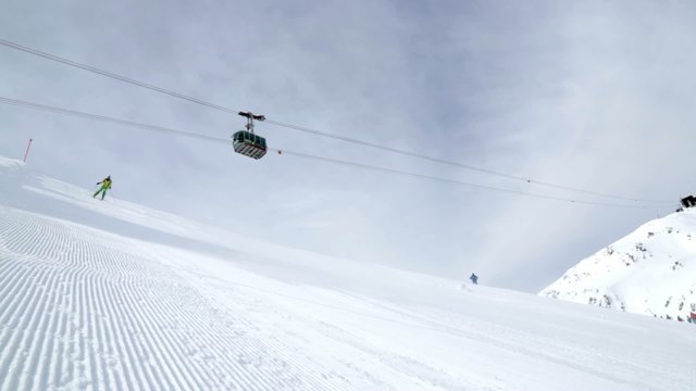 Skiers downhill gondola