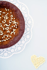 Torta tiramisù con cuore di gocce di cioccolato bianco