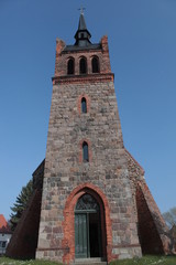 Obraz premium Vor der Dorfkirche von Sernow im Fläming
