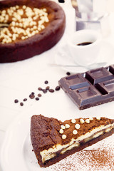 Deliziosa torta al mascarpone con gocce di cioccolato bianco