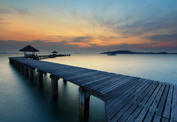 Obraz premium The long bridge over the sea