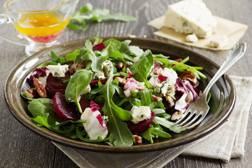 Salad with beet, blue cheese, nuts and vinaigrette.