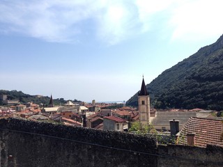 Obraz premium oltre il muro