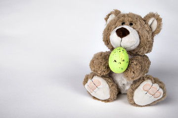 Teddy mit Osterei