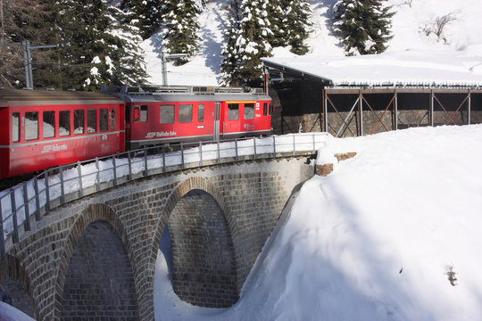 treno rosso del bernina alpi svizzere in inverno