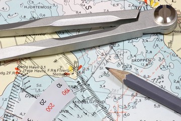 Seekarte mit Navigationsinstrumenten