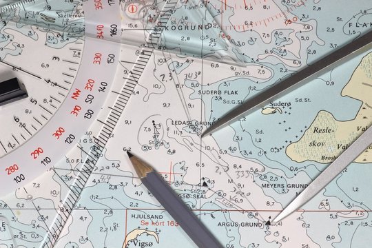 Seekarte mit Navigationsinstrumenten