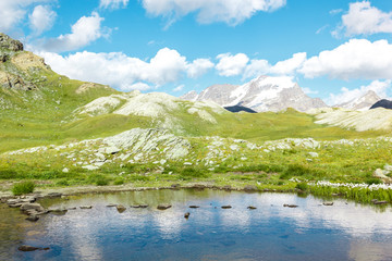 Lago di montagna con sassi, Gran Paradiso, Valle d'Aosta