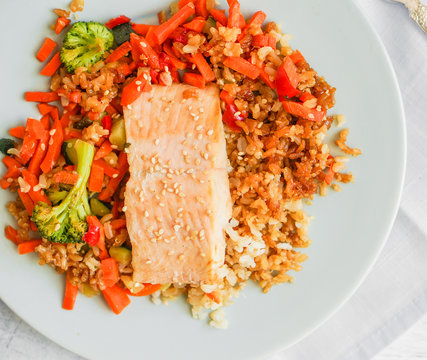 Grilled salmon with quinoa and vegetables